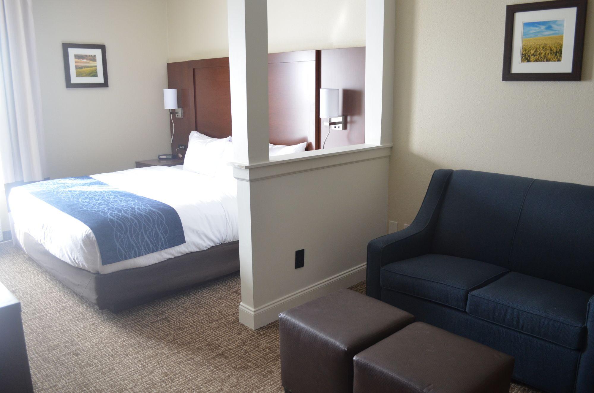 Comfort Inn & Suites Junction City - Near Fort Riley Bagian luar foto