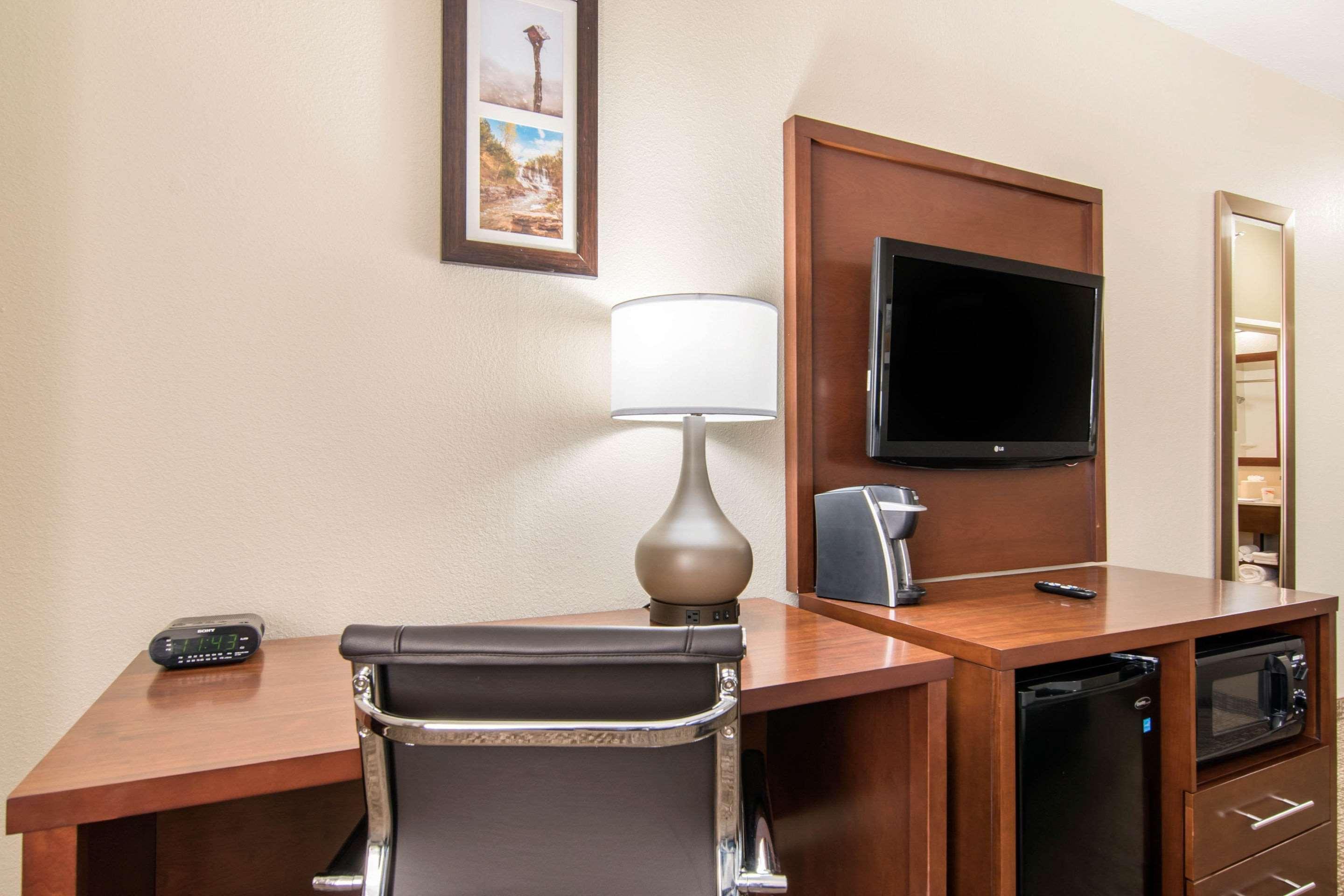 Comfort Inn & Suites Junction City - Near Fort Riley Bagian luar foto