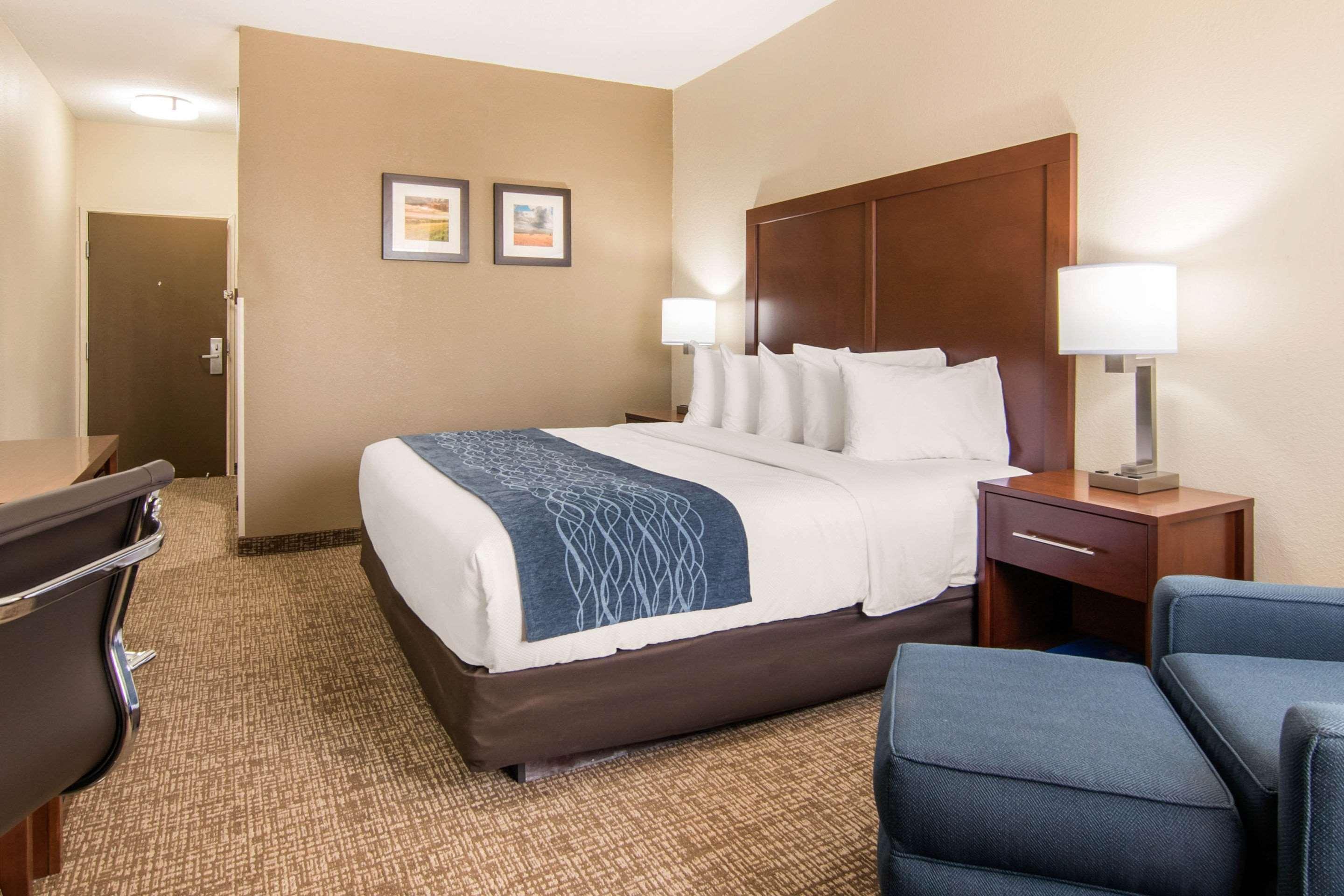 Comfort Inn & Suites Junction City - Near Fort Riley Bagian luar foto